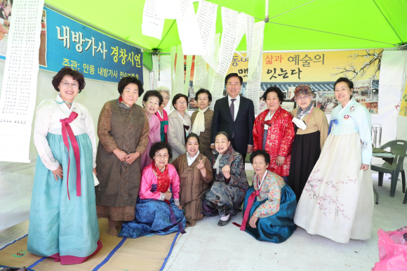 내방가사 전승보존회와 단체사진을 찍는 권기창 안동시장