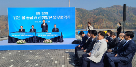 지난해 대구시와 안동시가 맑은물 상생 협약을 통해 안동댐 물을 대구 취수원으로 사용하는 방안이 추진되고 있다. 이날 협약식에는 권기익 안동시의회 의장도 협약식에 서명하고, 안동시의원들도 참석했다.