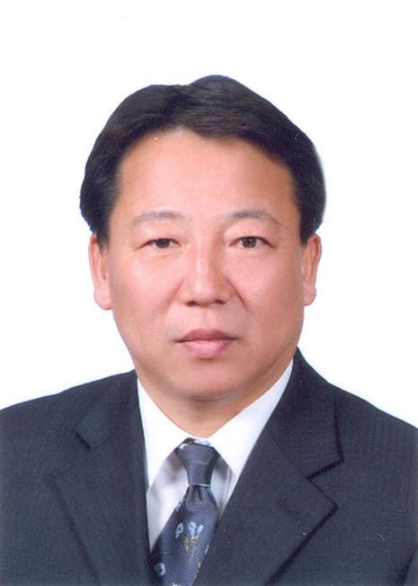 2020.5 오카방고 우물에서 집채만 한 코끼리 350마리가 떼죽음을 당한 원인은 ‘시아노박테리아’라는 독성녹조(남조류)라고 한다. 지금 전국수역을 뒤덮은 공포의 녹조는 우리 인간이 만든 것이다. 강과 호수에 물을 가두고 녹조가 자라날 영양소를 우리가 공급한 것이다. 우리가 소비한 각종하수와 축산퇴비(비료)가 빗물로 유입된 것이다.<br><br><br><br>그렇지만, 치수방법을 바꾸면 독성녹조가 자라나기 어렵다. 전국 모든 지역의 농지보다 높은 곳에 저수지를 만들어 빗물을 저장ㆍ이용하고 댐과 보는 철거하여 하천에 물이 흐르도록 해야 한다. 댐ㆍ보에서 저수지로 물 공급체계를 완전히 바꾸는 치수혁명을 완수해야 가능한 것이다. 지금처럼 퇴비(영양소)제거와 수질관리로는 한계가 있다.<br><br><br><br>이론적으로는 댐과 보가 있어도 영양소가 없으면 녹조가 발생하지 않지만, 인구밀도가 높아서 농공생활용수와 축산업이 날로 늘어가는 추세에 하천에 영양소가 유입되지 않을 수 없다. 그러므로 최대한 수질관리를 하더라도 하천에서 물이 흘러내려야 자연정화(산화)작용으로 물이 맑아져 녹조발생을 억제할 수 있는 것이다.<br><br><br><br>과연 이러한 치수혁명이 실현가능한가? 자문해보면 충분히 할 수 있다고 판단한다. 그동안 녹조, 가뭄, 산불, 홍수는 일맥상통하는 가역적 cycle이라는 방정식을 제시한 대로 마스터플랜을 재설계해본다. 수리적으로 산과 들의 고지대에 저수하고 반대로 홍수예방 시에는 배수하여 저류조로 바꾸면 녹조, 가뭄, 산불, 홍수가 연동된다.<br><br><br><br>먼저 연평균강수량 1270억 톤이다. 지하침투와 공중증발 500억 톤이다. 홍수유출 400억 톤이다. 농공생활용수 370억 톤이다.(1만7700개 댐·저수지 87억 톤, 하천수 146억 톤, 지하수 17억 톤, 산림 120억 톤) 전국의 250개 지방자치단체에 배분하여 홍수 400억 톤을 산(계곡)과 들의 고지대에 잡아두면 치수혁명은 성공하는 것이다.<br><br><br><br>1970년대에 대한민국을 통째로 바꾸어버린 새마을운동 같이 전국에서 250개 시군구, 3500개 읍면동, 33000개 마을별로 나누어 뉴딜정책처럼 추진한다면, 10년 이내에 완수할 수 있는 치수혁명사업이다. 홍수 400억 톤을 전국마을별로 5~10만 톤급 10~20개 저수지를 산(계곡 다단계층)과 들에 만들면 더 이상 녹조와 가뭄은 없다.<br><br><br><br>이렇게 전국고지대에 40~80만개의 중소규모 저수지를 분산하면 방방곡곡에 도랑물이 흘러내리고 농업용수로 활용하면 지하수도 충만하여 자연생태계가 살아나고 하천에서 강으로 흐르면서 맑은 물을 생활ㆍ공업용수로 이용할 수 있는 것이다. 고지대의 저수지는 오염원이 적지만 녹조와 오염이 발생해도 굽이굽이 흘러내리면서 자연소멸 된다.<br><br><br><br>우리나라는 국토의 70%가 산이므로 연간 빗물 900억 톤이나 고지대에 쏟아지는데, 그 넓은 들을 지나치고 저지대인 하천까지 흘러온 뒤에야 댐과 보를 막아서 역방향으로 이용하는 고비용저효율 치수방식에 함몰되어 있다. 이제는 물이 흘러내리는 자연과학적인 위치에너지를 이용하는 저비용 고효율구조로 바꿔야 한다.<br><br><br><br>한편, 지난 10년간 낙동강 위주로 창궐해온 녹조가 올해는 전국의 호수(댐)까지 대발생하여 총체적 비상사태에 직면하고 있다. 댐이 건설되고 50년 만에 처음으로 소양호 까지 녹조가 확산되는 것은 분명히 임계점을 넘어선 특단의 대책이 요구되며, 안동호, 대청호, 용담호, 옥정호 등 모든 수역에서 급격히 확산되고 있다.<br><br><br><br>지난해까지 대구, 부산, 경남지역은 환경단체의 수질검사에서 수돗물과 농산물에까지 맹독성 마이크로시스틴이 검출되었고, 급기야는 바닷물과 강변의 공기까지 독성물질이 확산되어 언제 인명피해가 발생할지 가늠할 수도 없는 지경이다. 더 이상 녹조(오염), 가뭄(산불), 홍수, 기후 등의 재난이 없도록 친환경적 치수혁명을 완수해야 한다.<br><br><br><br>김휘태(전 안동시 풍천면장)<br><br><br><br>김휘태(전 안동시 풍천면장)