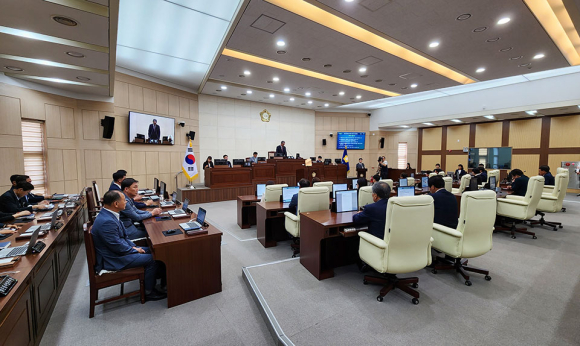 안동시의회 본회의장 - 안동시의회가 임시회 1차 본회의를 열고 신상발언과 결의안 처리로 시 직원의 해임과 산하기관 임원의 사퇴, 안동시장의 사과를 촉구하는 등 소통부재에 대한 강경대응에 나섰다. (사진 권기상 기자)