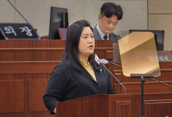 신상발언에 나선 김새롬 의원은 시 소통비서관의 즉각 해임과 안동시장의 조속한 사과를 촉구했다.(사진 권기상 기자)