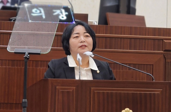 안동시시설관리공단 이사장·본부장 사퇴 촉구 결의안을 대표발의한 정복순 경제도시위원장이 취지발언에 나섰다.(사진 권기상 기자)