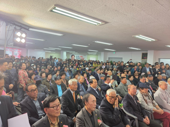 개소식 사무실을 가득 메운 시민들